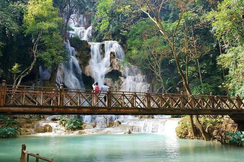 The largest waterfall in Kuang si waterfalls