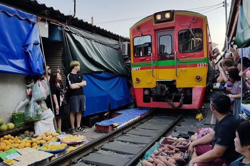 Maeklong Market