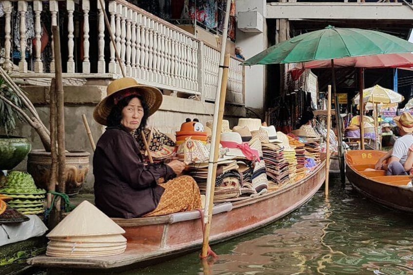 Seller at Damnoen Saduak