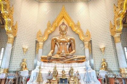 Bangkok private walking tour with professional tour guide in your language