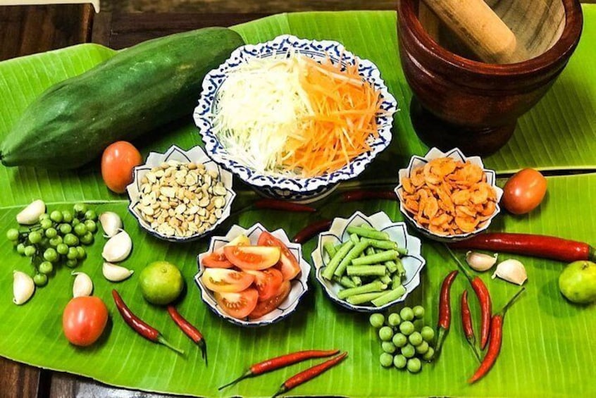 Preparation of Som Tam Thai, Thai Papaya Salad