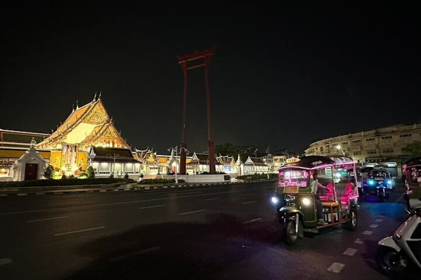 Bangkok by Night: Temples, Markets and Food by Tuk-Tuk