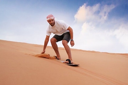 迪拜紅色沙丘沙漠野生動物園：騎駱駝，滑板和燒烤選項