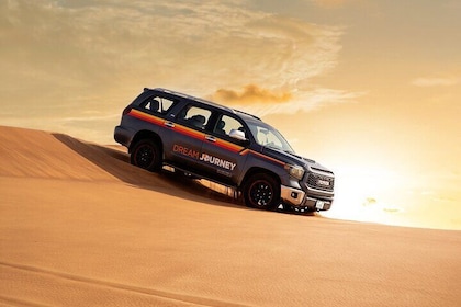 Safari i røde sanddyner med sandbrettkjøring, ridetur på kamel og grillmidd...