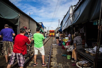 Private Tour : Mae-klong Railway & Damnoen Saduak Floating Market