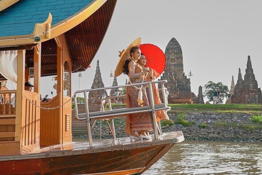 Listen to illuminating commentary from a guide as you gaze at UNESCO-listed monuments from Heritage Boat.