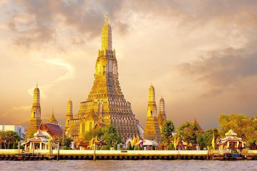 Wat Arun stands majestically over the water