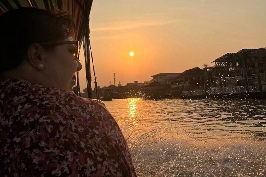 Be seduced by the historical monuments and medieval charm of Ayutthaya in just in One Hour Traditional Boat for a lifetime experience.