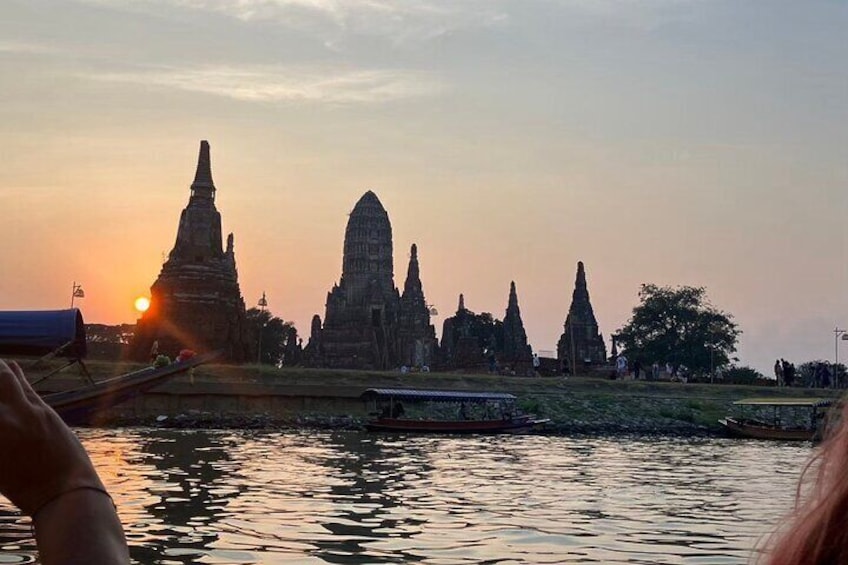 Be seduced by the historical monuments and medieval charm of Ayutthaya in just in One Hour Traditional Boat for a lifetime experience.