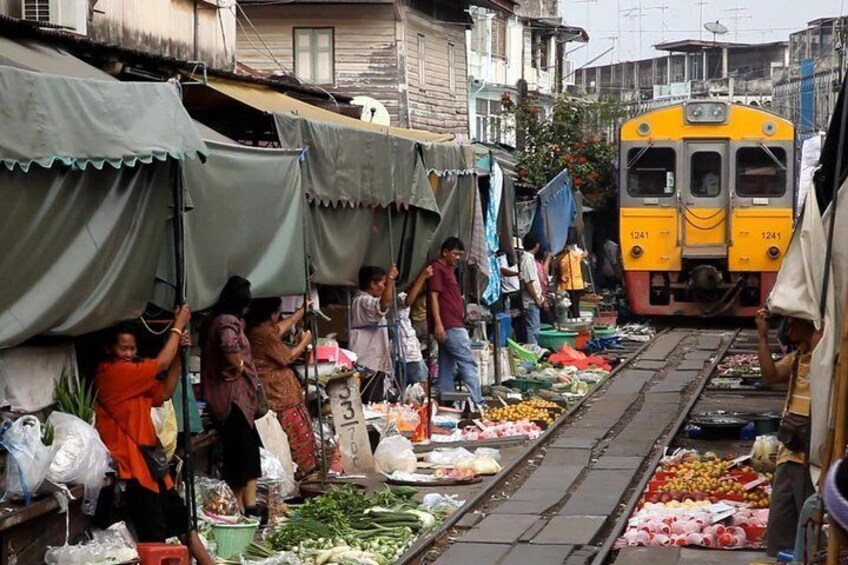 maeklong railway market