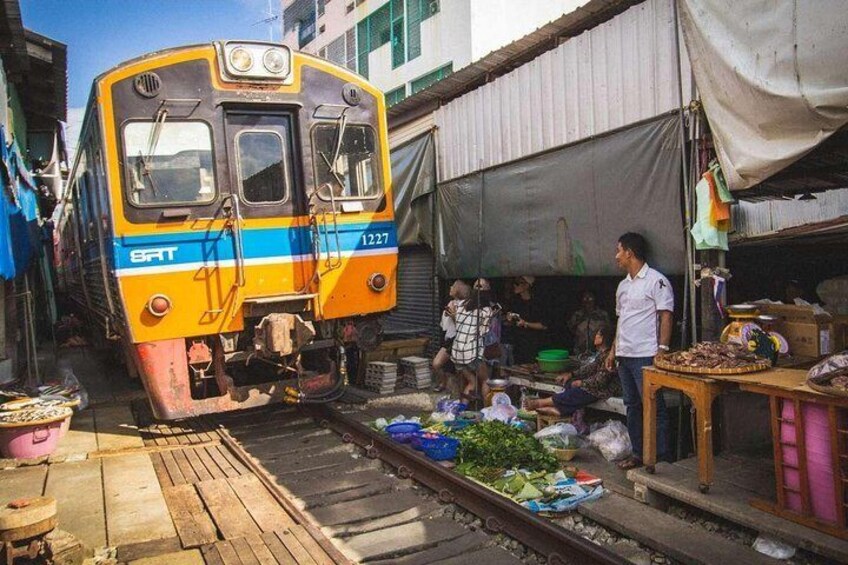 Maeklong Railway Market & Damnoensaduak Floating Market Tour (Multi Languages)