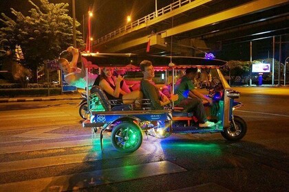 Bangkok unter den Nachtlichtern von TUK-TUK (SHA Plus)