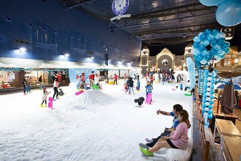 Discover a world of snow and ice at Snow Town, and go for a sled ride in -8°C temperature!