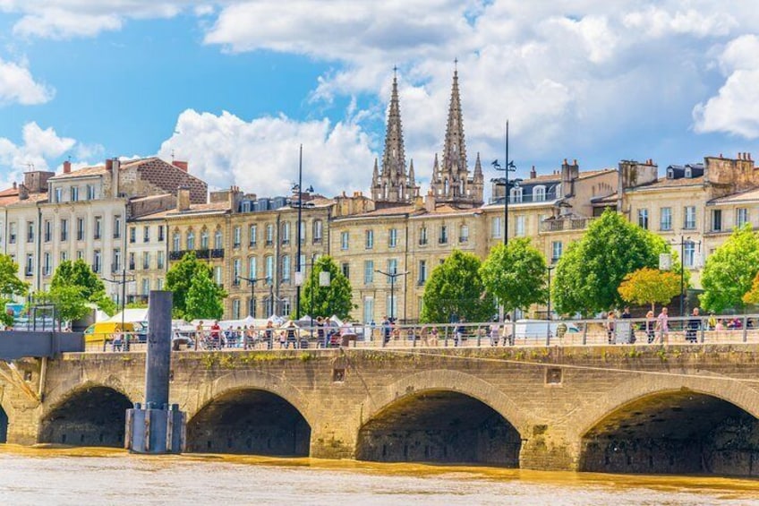 Private tour of Bordeaux in a 2CV vintage car