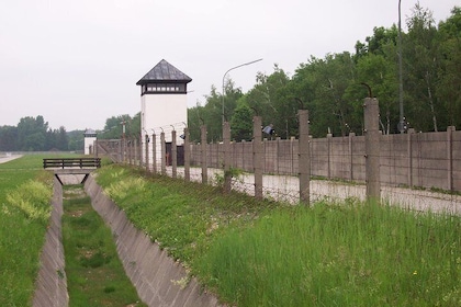 半日達豪集中營舊址紀念館徒步遊，當地導遊隨團乘坐火車從慕尼黑出發