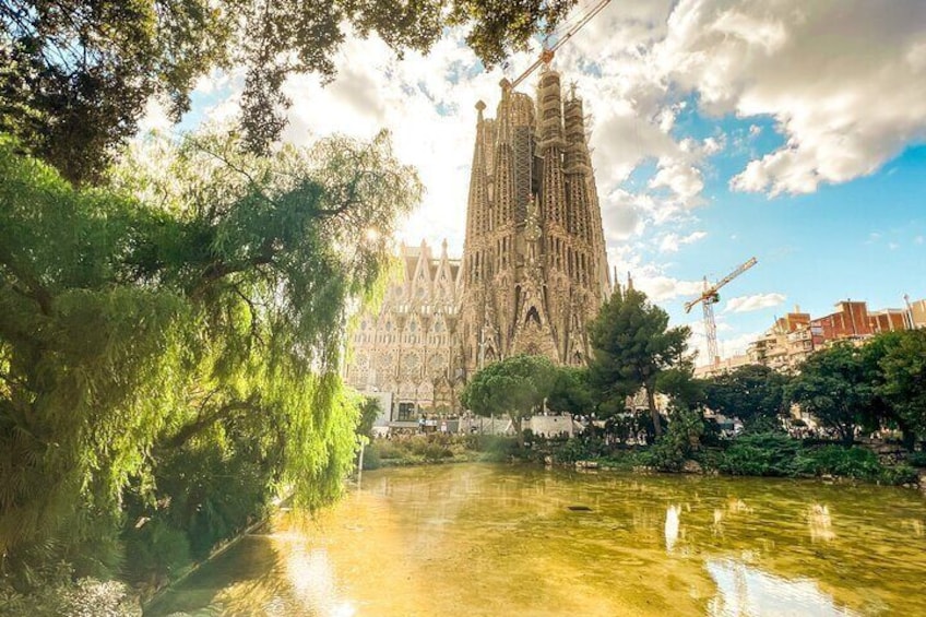 Skip the Line: Park Guell and La Sagrada Familia Guided Tour