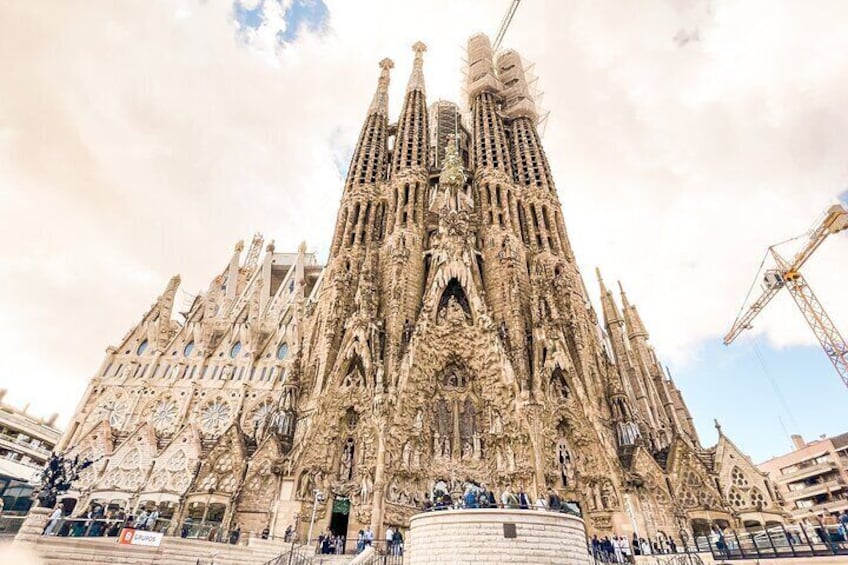 Skip the Line: Park Guell and La Sagrada Familia Guided Tour
