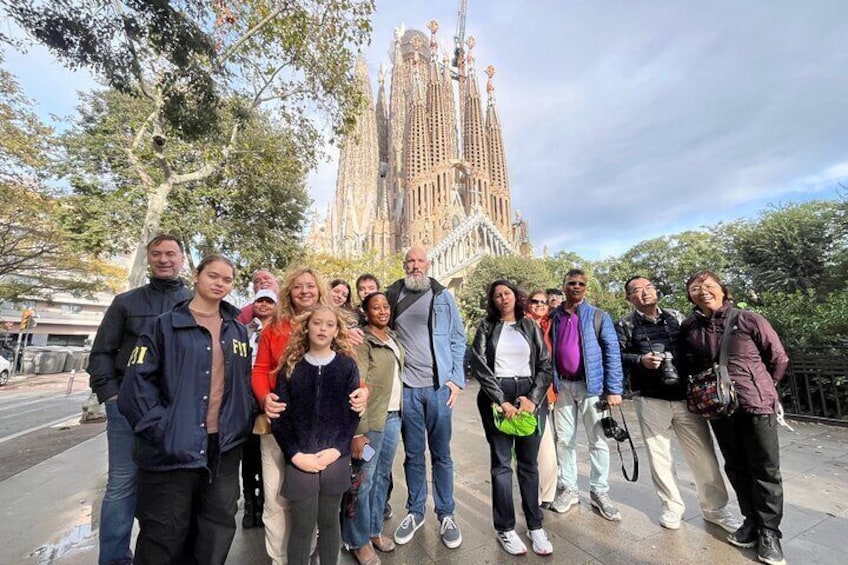 Sagrada Familia & Montserrat Small Group Tour with Hotel pick-up