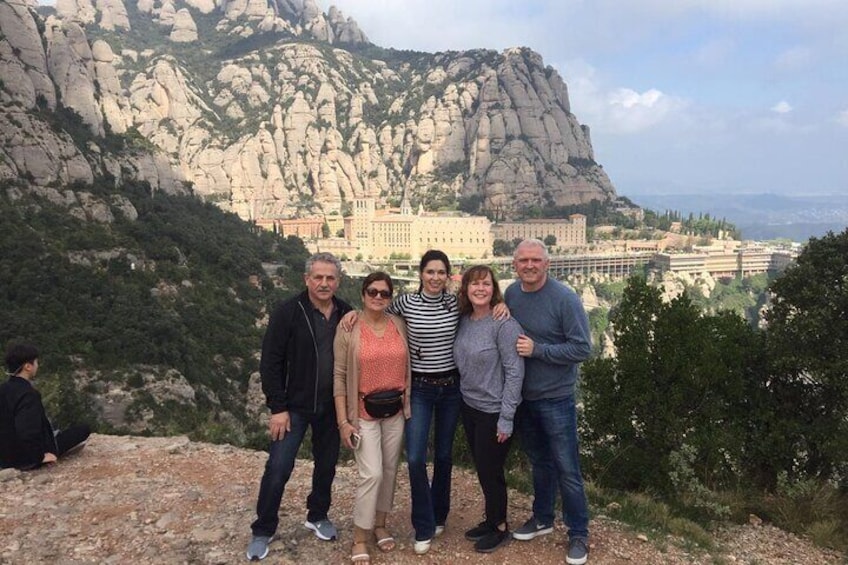 Sagrada Familia and Montserrat Small Group Tour with Hotel pick-up