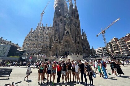 Sagrada Familia & Montserrat Small Group Tour with Hotel pick-up