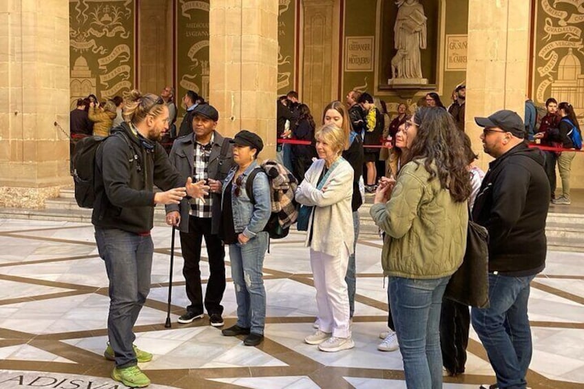 Sagrada Familia & Montserrat Small Group Tour with Hotel pick-up