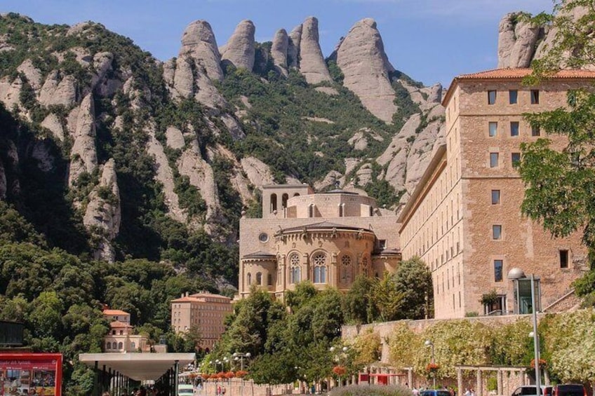 Sagrada Familia and Montserrat Small Group Tour with Hotel pick-up