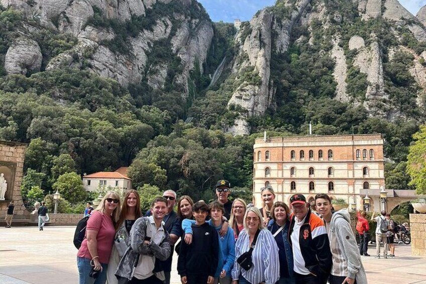 Sagrada Familia & Montserrat Small Group Tour with Hotel pick-up