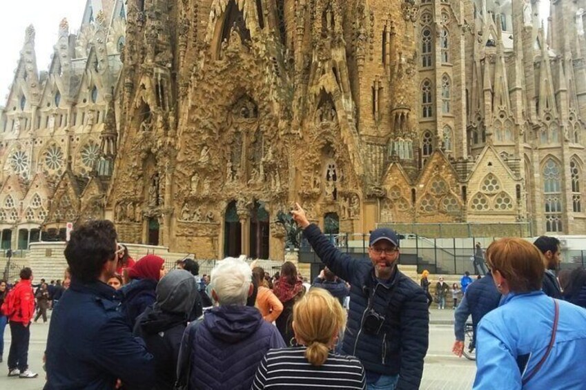 Sagrada Familia and Montserrat Small Group Tour with Hotel pick-up