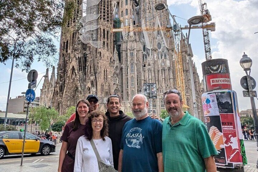 Sagrada Familia & Montserrat Small Group Tour with Hotel pick-up