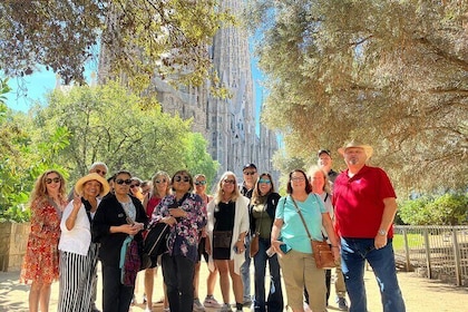 Sagrada Familia & Montserrat Small Group Tour with Hotel pick-up