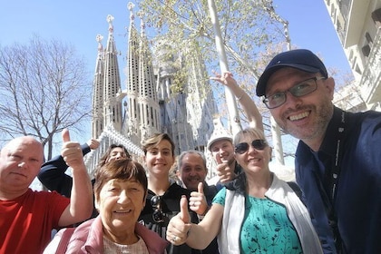 Tour per piccoli gruppi della Sagrada Familia e Montserrat con prelievo in ...