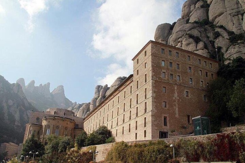 Private tour to Montserrat. The most complete tour, Cable car & meal included