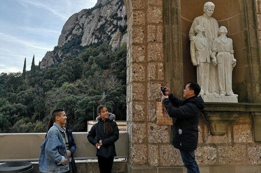 Private tour to Montserrat. The most complete tour, Cable car & meal included