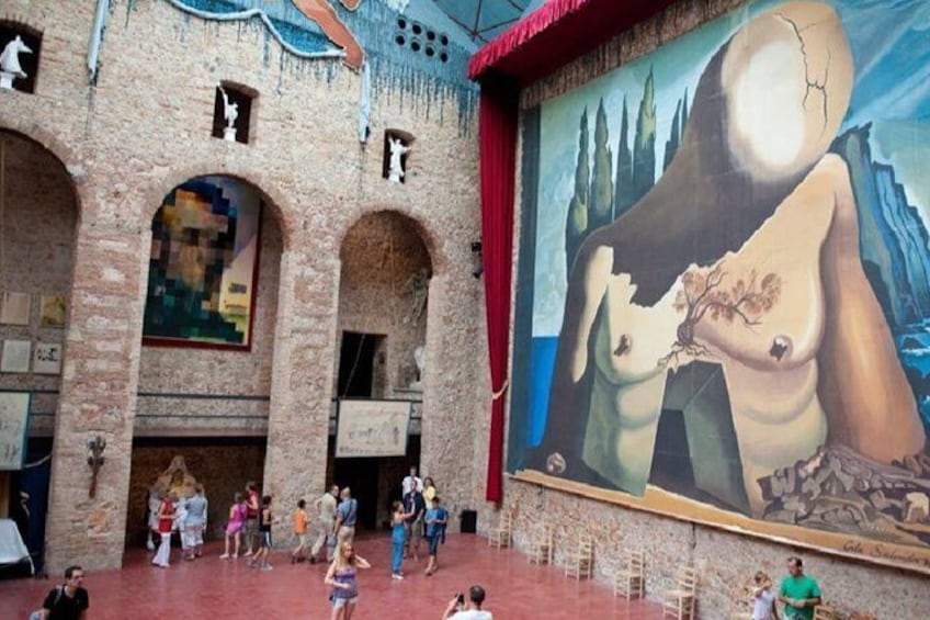 Girona and Dali Museum Small Group Tour with Hotel Pick-up from Barcelona
