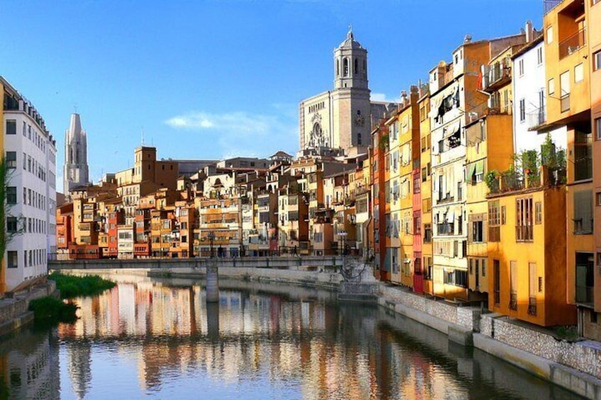 Girona and Dali Museum Small Group Tour with Hotel Pick-up from Barcelona