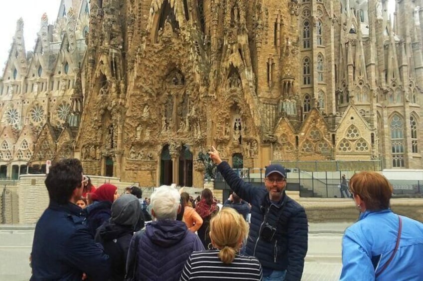 Barcelona in One Day: Sagrada Familia, Park Guell & Old Town with Hotel Pick-up