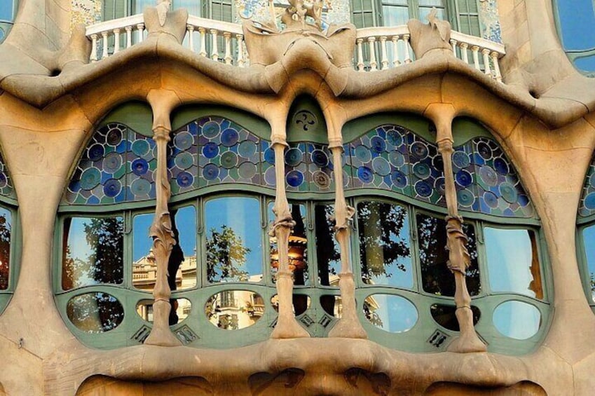 Barcelona in One Day: Sagrada Familia, Park Guell & Old Town with Hotel Pick-up