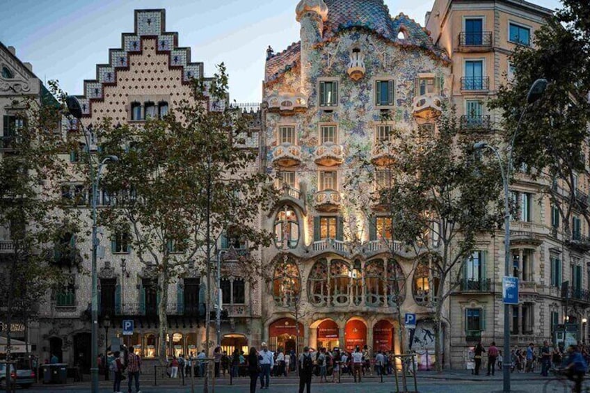 Barcelona and Sagrada Familia Small Group Tour with Hotel Pick-up