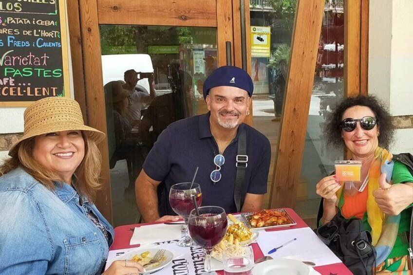 Barcelona Old Town Night Small Group Tour with Tapas & Flamenco