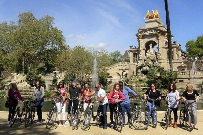E-Bike Barcelona Highlights & Park Güell in Small Group
