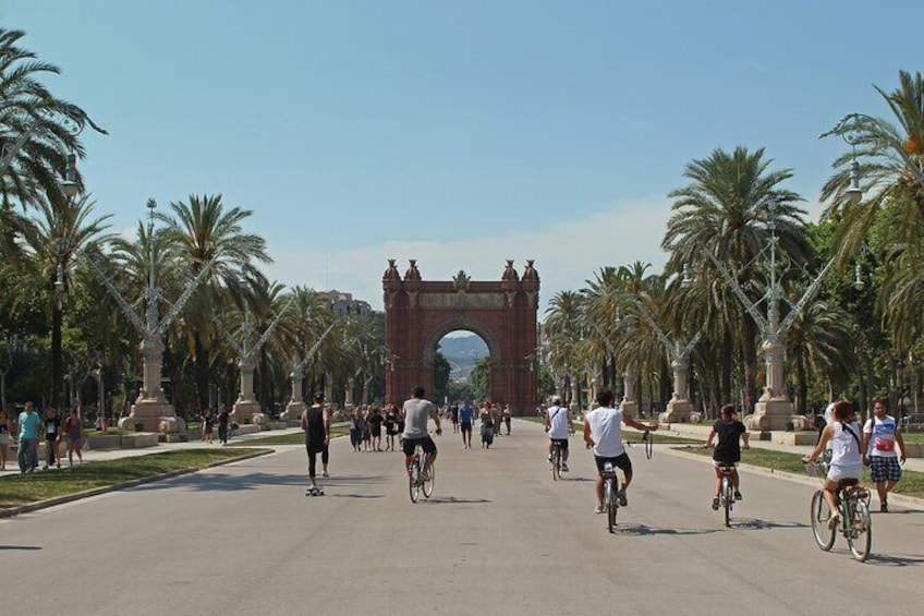 E-Bike Barcelona Highlights & Park Güell in Small Group
