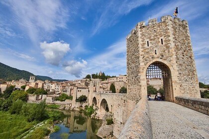 Private Medieval Towns Tour Plus Local Lunch from Barcelona