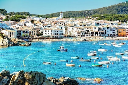 Private Girona Tour & Costa Brava Beach + Seaside Lunch