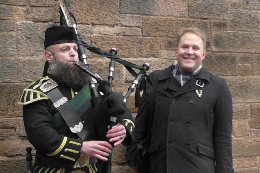 Richard enjoying the skirl o' the pipes