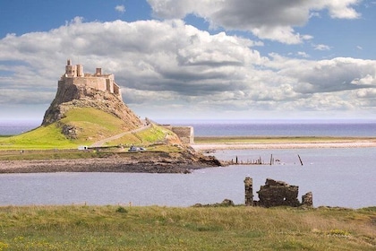 愛丁堡的聖島，阿尼克城堡和諾桑比亞王國
