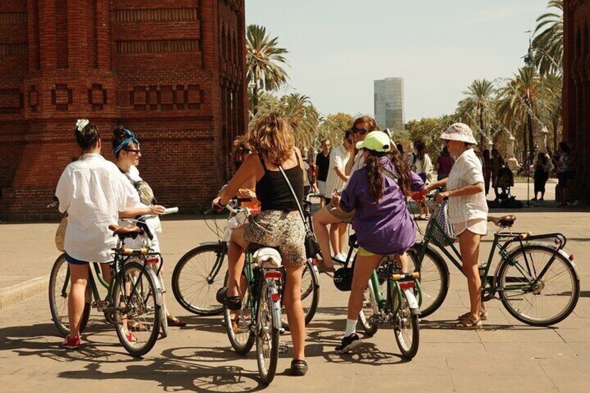 Barcelona City Bike Tour: Highlights and Hidden Gems