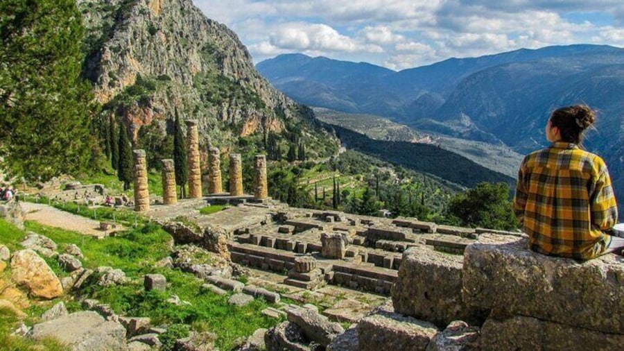Delphi, Thermopylae, Corycian Cave 300 Spartans Tour from Athens