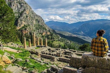 Delphi ^ Corycian Cave og kong Leonidas med Ǝoo spartere