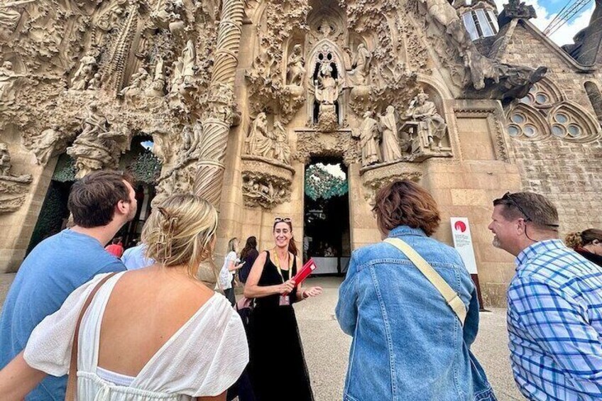 Barcelona in a Day Tour: Sagrada Familia, Park Guell & Old Town