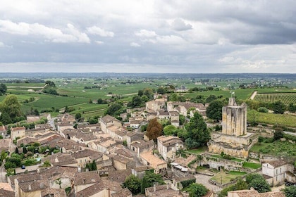 Full-day Saint-Emilion: Village, Undergrounds and Châteaux